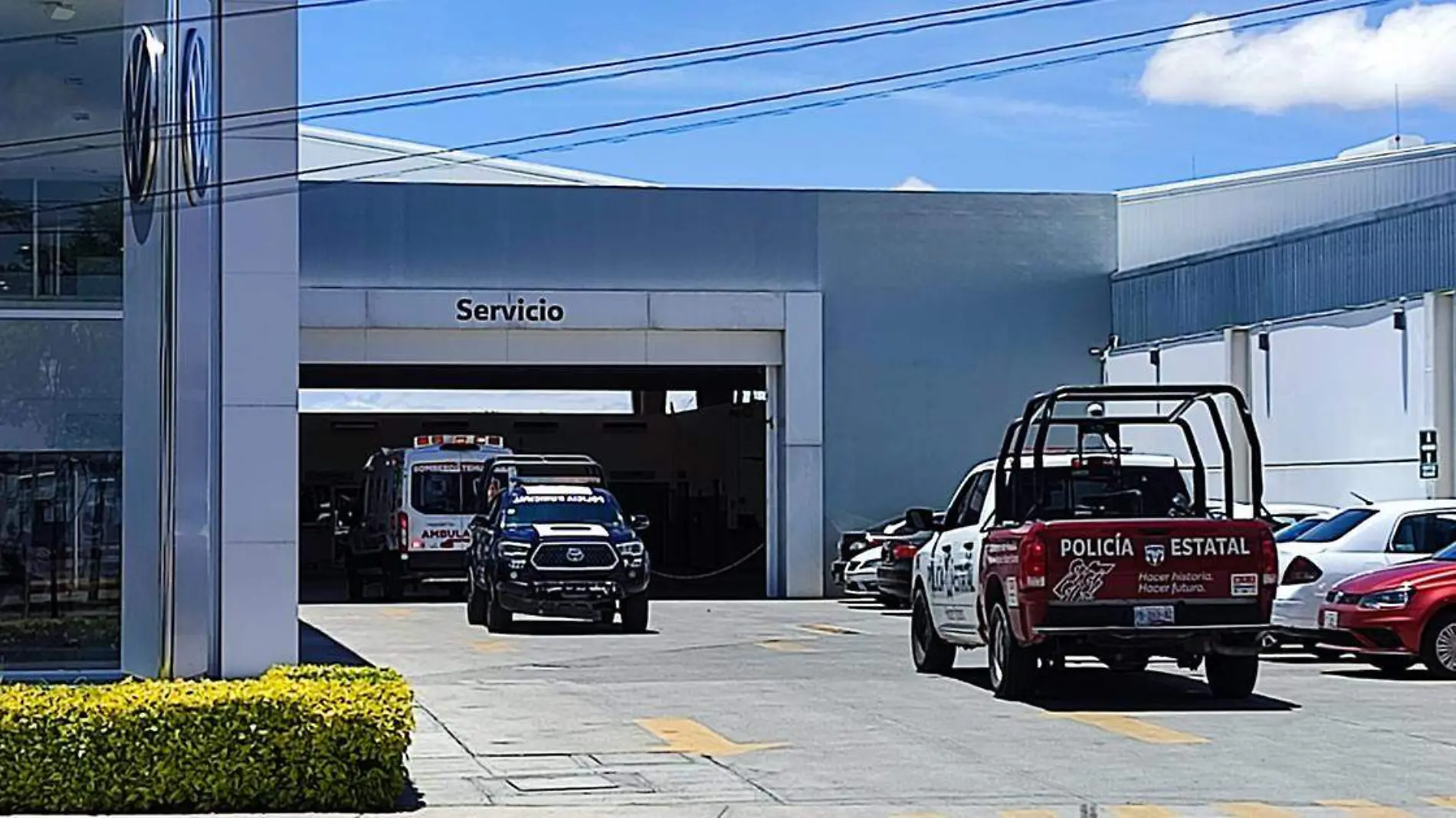 Seis sujetos armados ingresaron a una agencia de autos de la marca Volkswagen ubicada en San Lorenzo Teotipilco